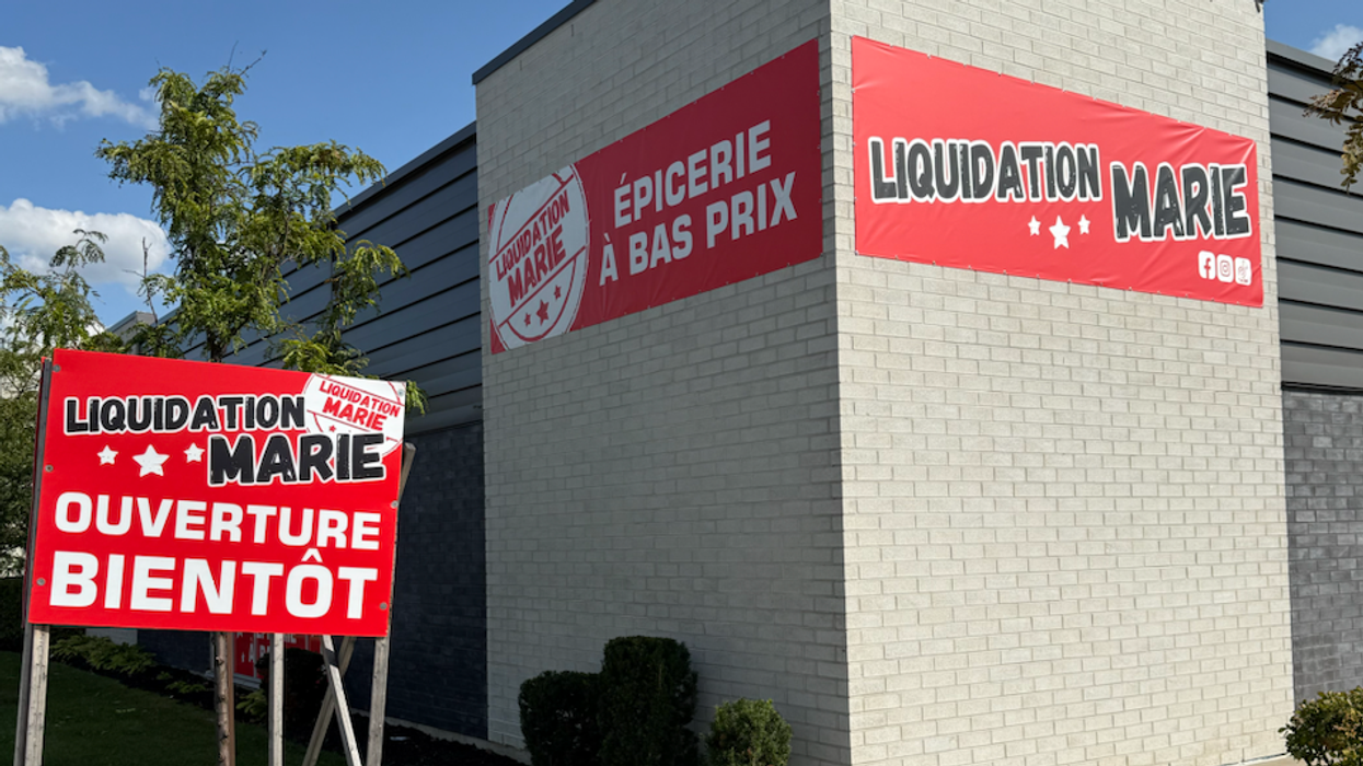 La devanture de l'épicerie Liquidation Marie à Laval.