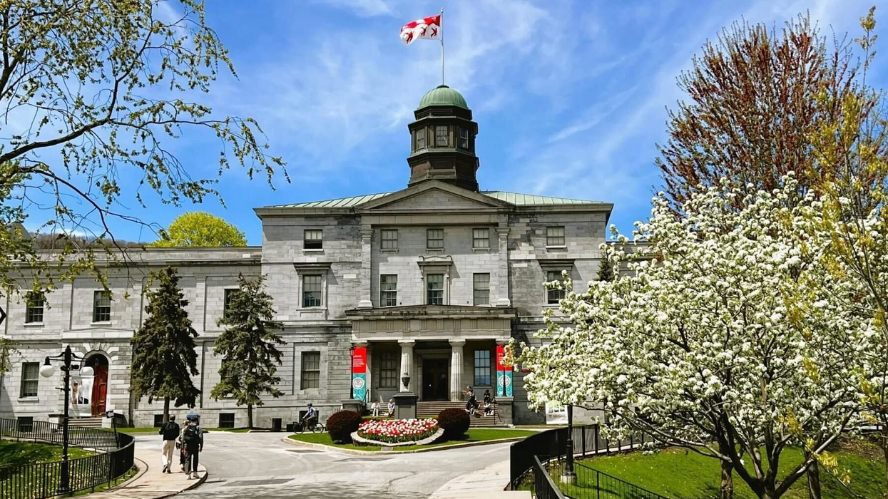 La devanture de l'Université McGill à Montréal.