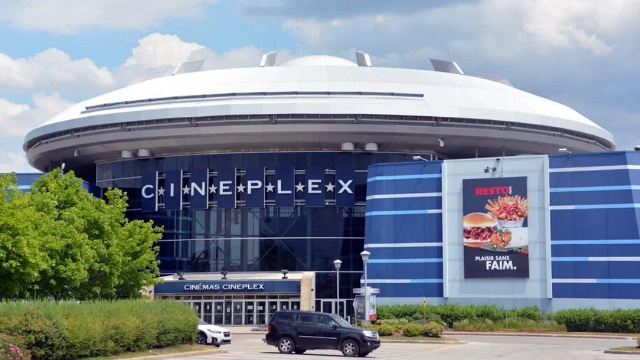 La devanture du cinéma Cineplex à Laval, un jour d'été.