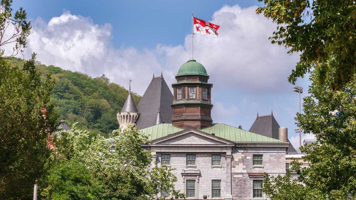 La devanture du pavillon principal de l'Université McGill.