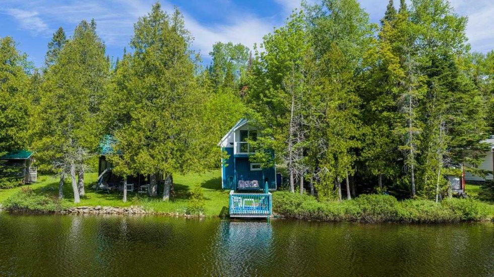 La fa\u00e7ade ext\u00e9rieure du chalet au bord de l'eau.