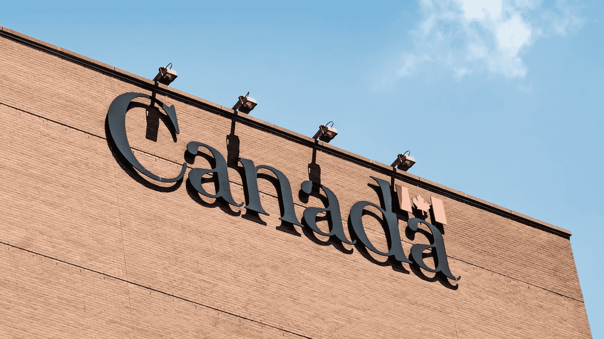 La façade d'un bâtiment du gouvernement du Canada.