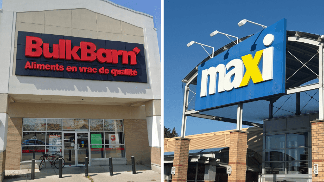 La façade d'un BulkBarn. Droite : La façade d'un Maxi.