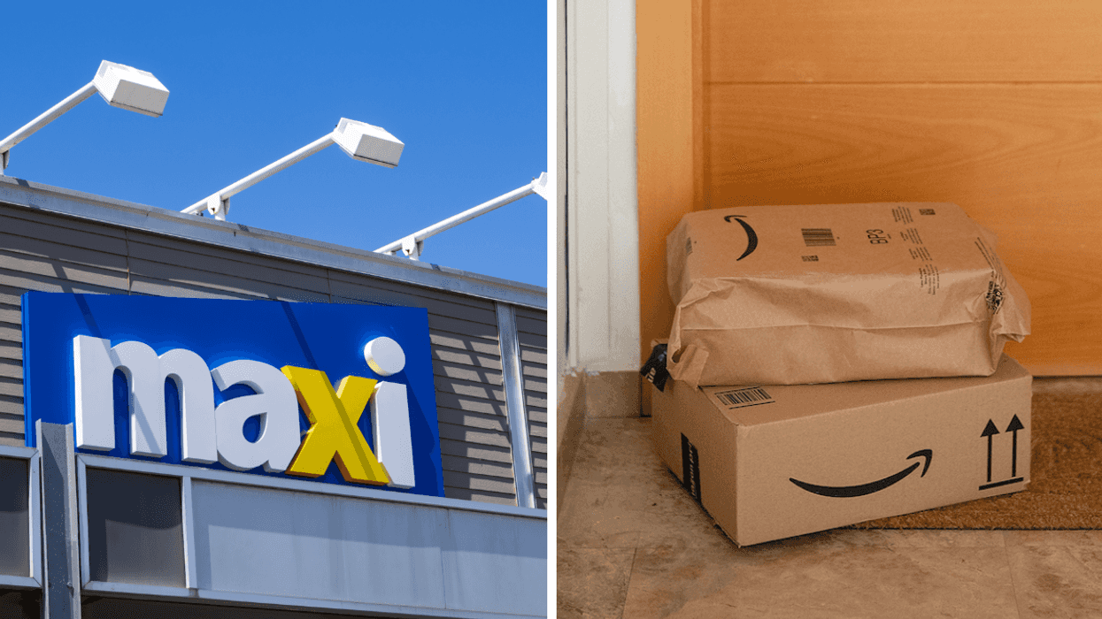 La façade d'un Maxi. Droite : des colis Amazon devant une porte.
