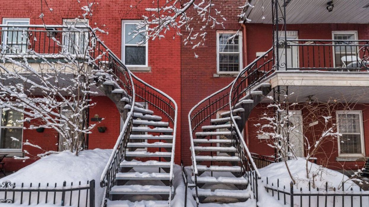 La façade de deux immeubles à logements avec escaliers enneigés à Montréal.