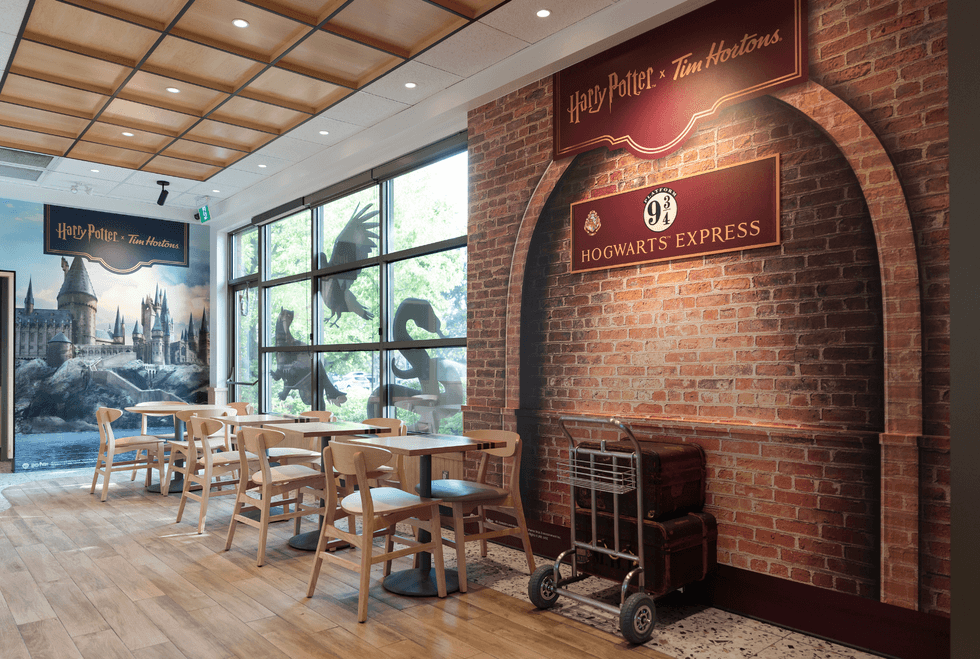 La fameuse voie 9 \u00be dans le caf\u00e9 Tim Hortons X Harry Potter.