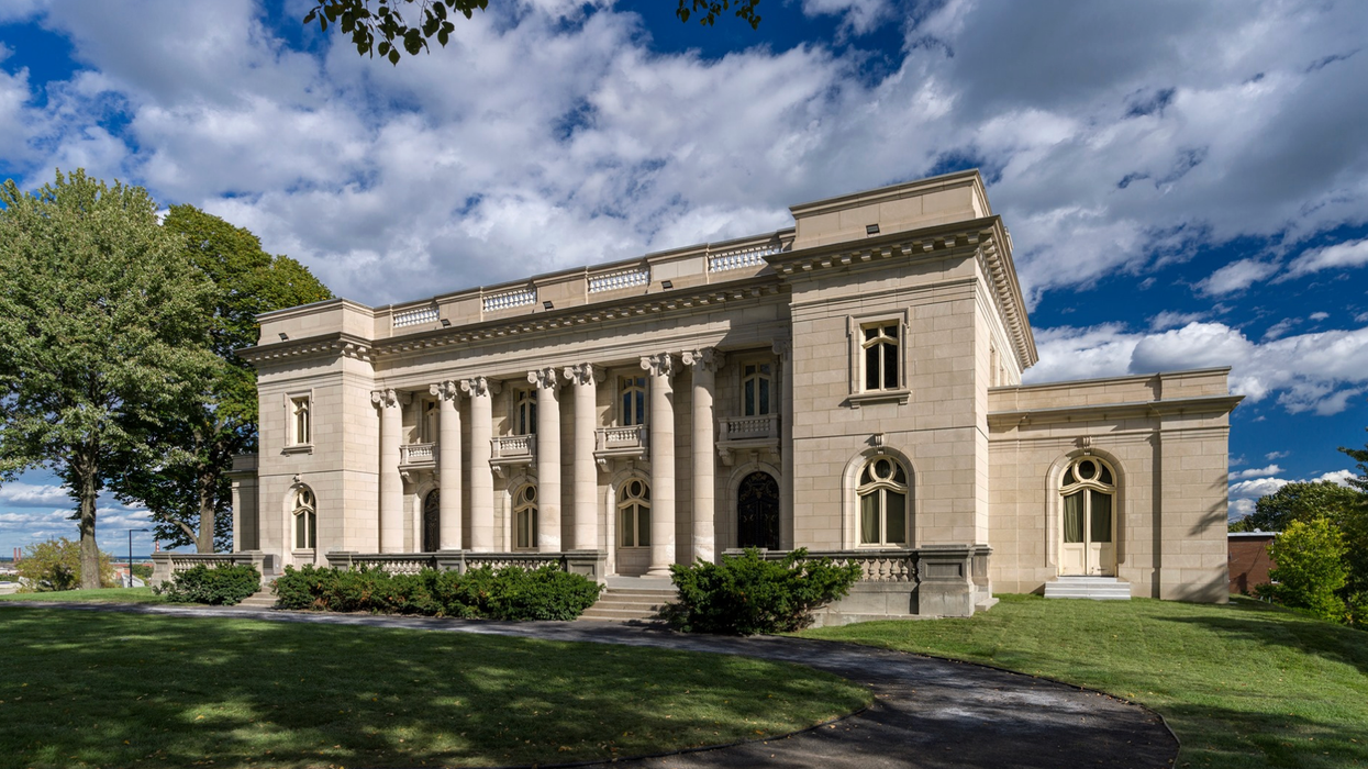 La fasçade du Château Dufresne lors d'une journée d'été.