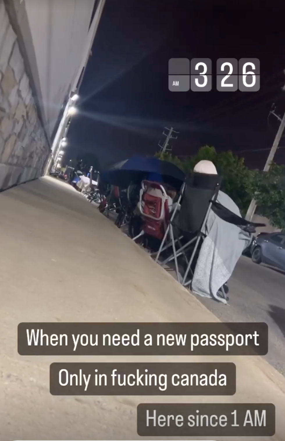 La file interminable du bureau de Laval \u00e0 3 h 26 du matin.