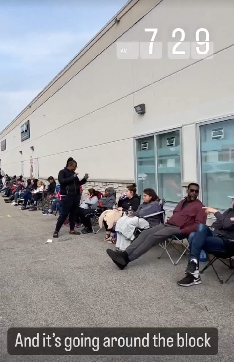 La file interminable du bureau de Laval \u00e0 7 h 29 du matin.