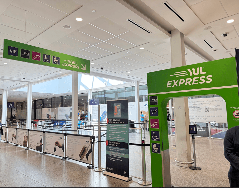 La file \u200bYULExpress \u00e0 l\u2019A\u00e9roport international Montr\u00e9al-Trudeau.