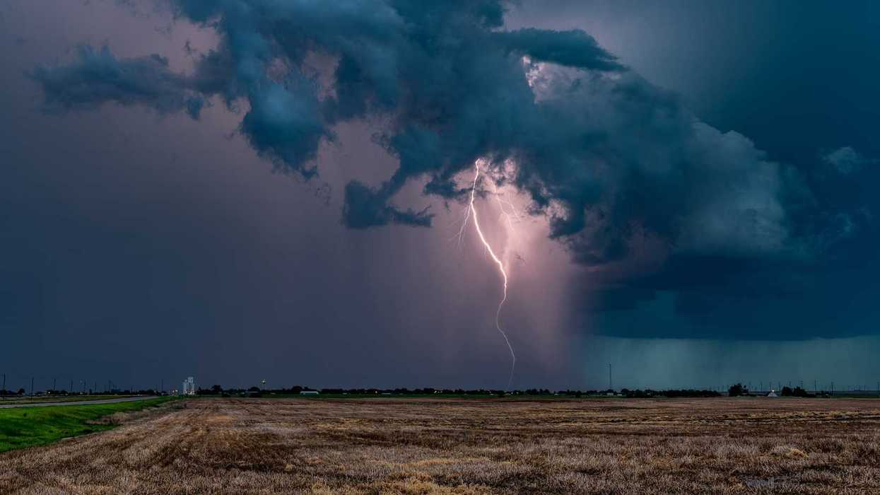 La foudre d'un orage au-dessus d'un champ.