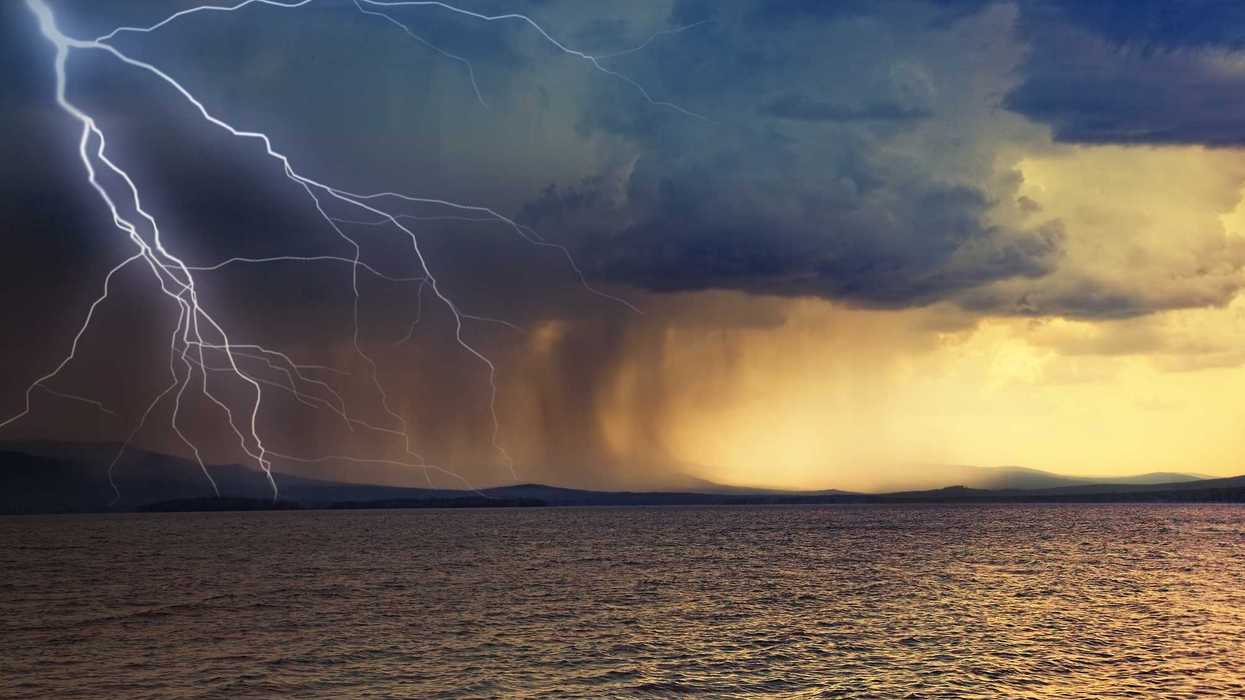 La foudre durant un orage au-dessus de l'eau.