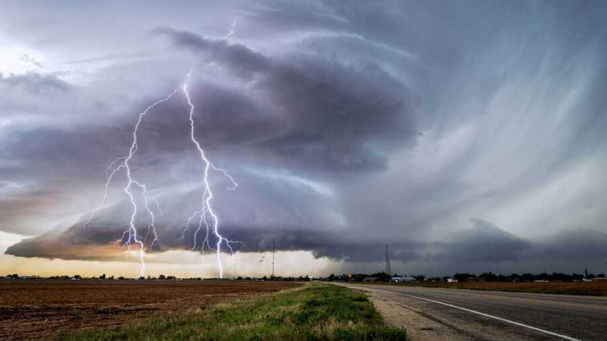 La foudre qui frappe sous un ciel orageux.
