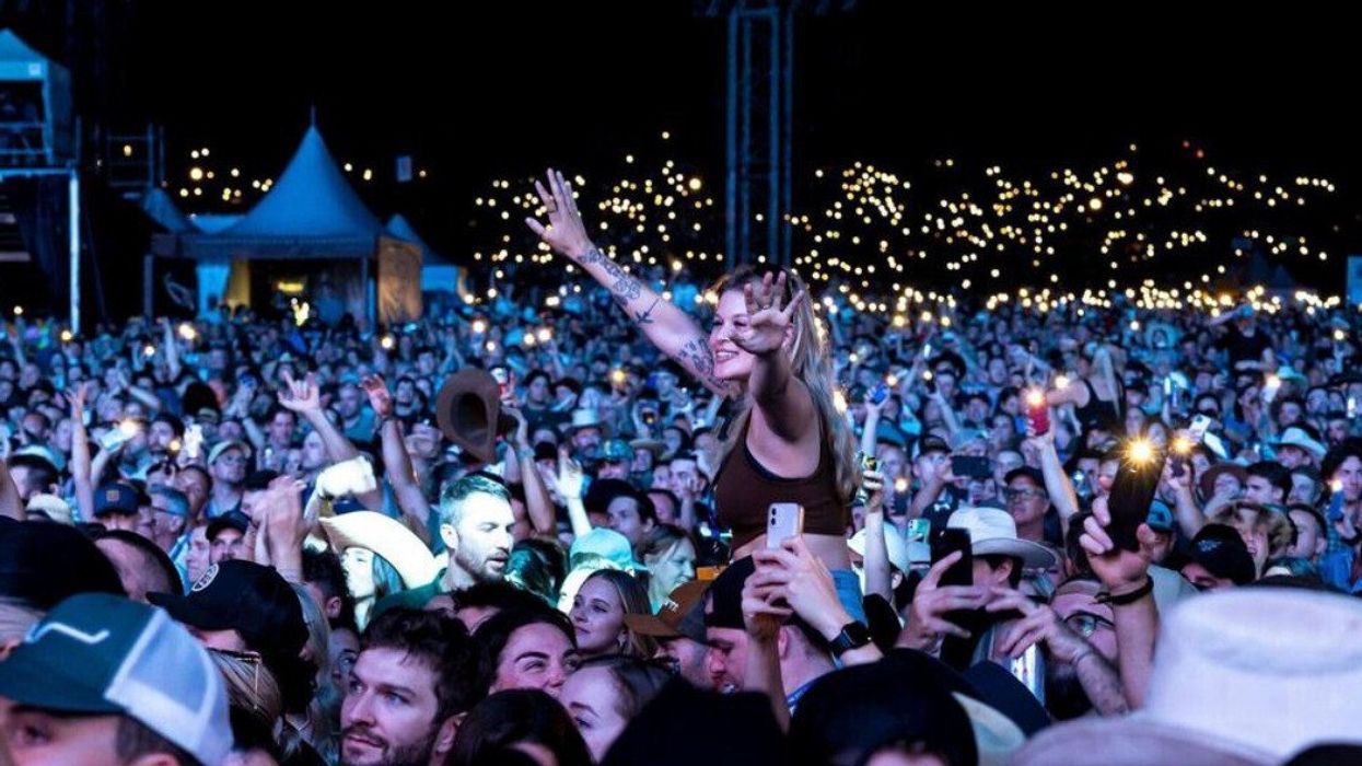 La foule en délire avec plusieurs personnes tenant leur cellulaire à bout de bras lors du Festival d'été de Québec de 2023.