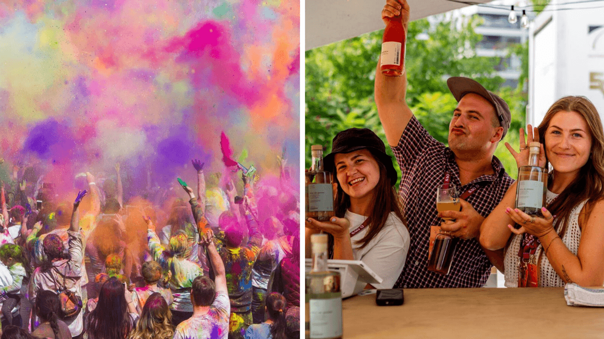 La foule qui lance de la poudre de couleur au Festival Holi. Droite : Des gens à Soif de cidre.