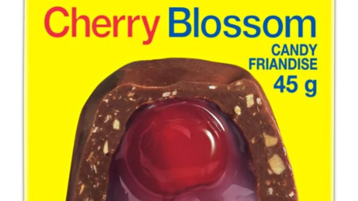 La friandise Cherry Blossom dans son emballage jaune.