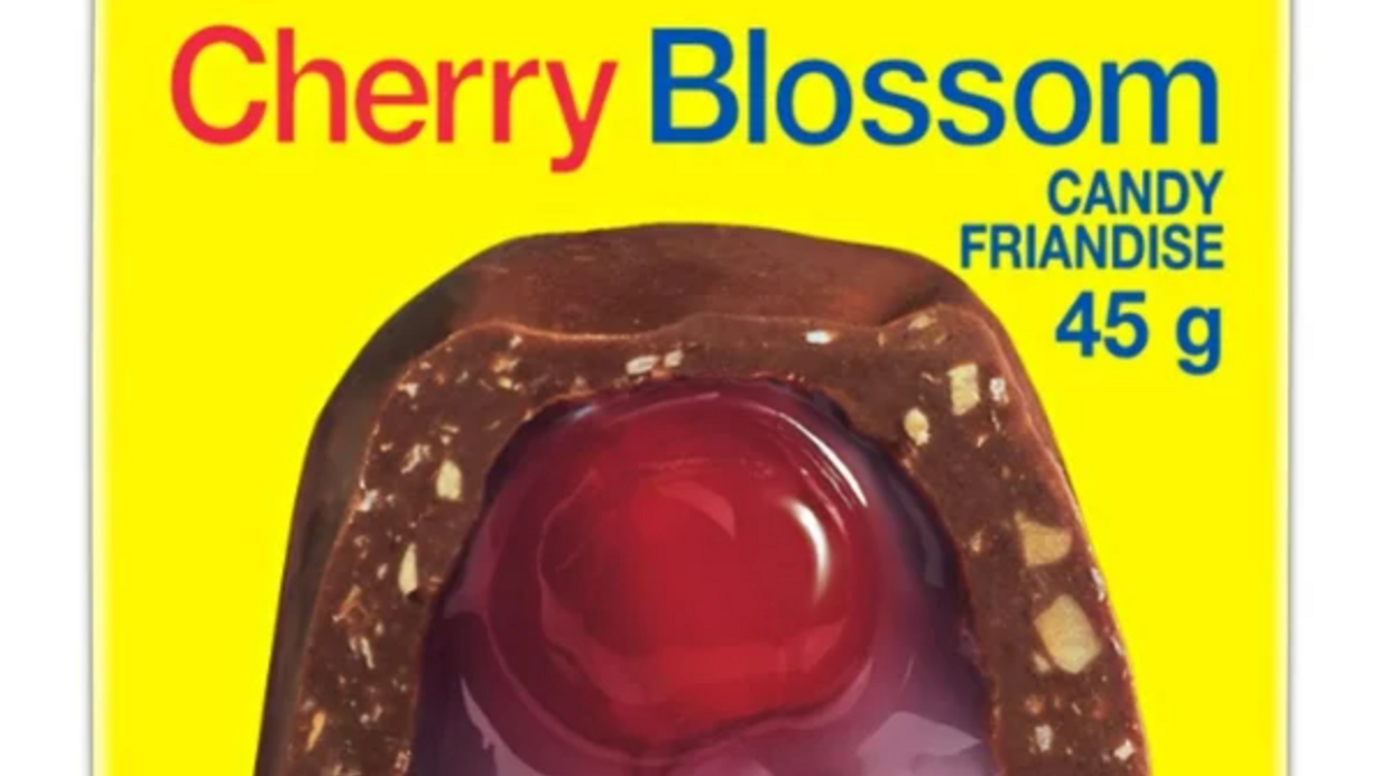 La friandise Cherry Blossom dans son emballage jaune.