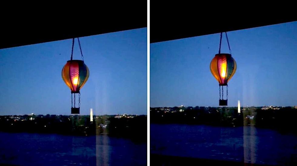 La lampe solaire d\u00e9corative en forme de montgolfi\u00e8re du Dollarama suspendue \u00e0 l'ext\u00e9rieure.