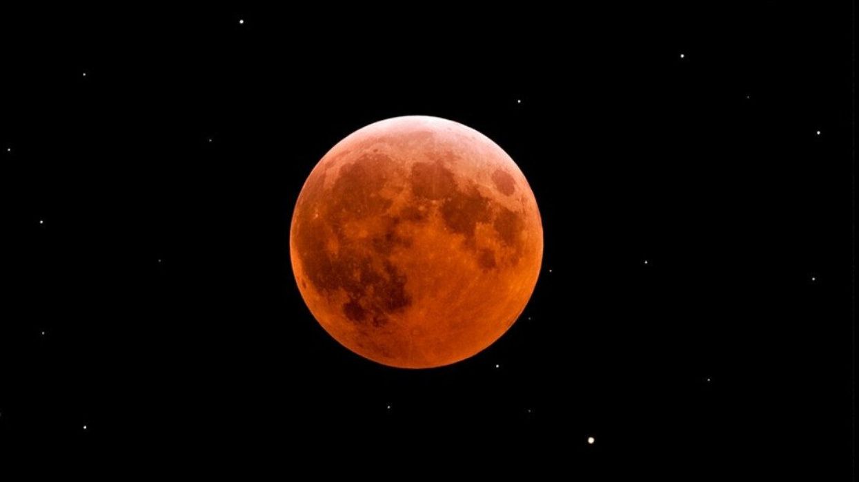 La lune pendant une éclipse lunaire totale.