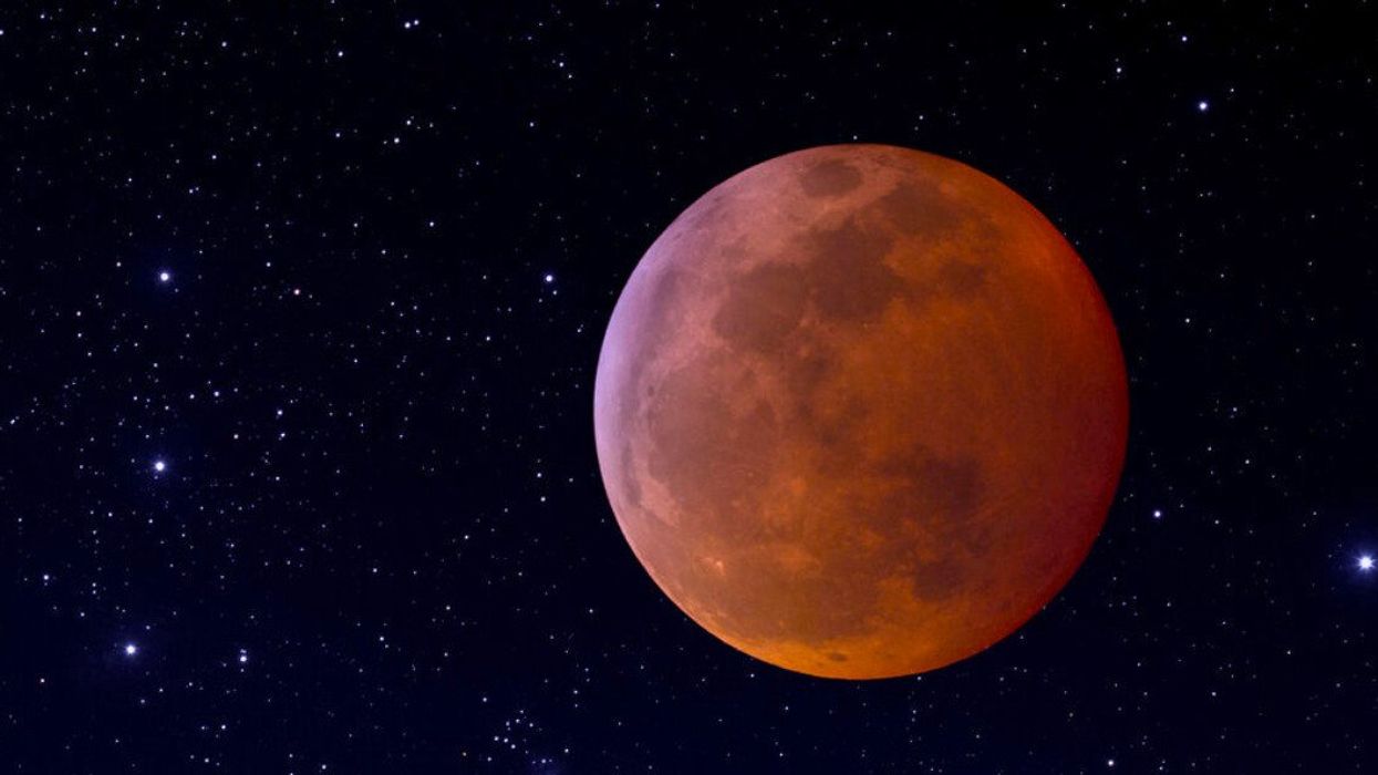 La lune rouge lors d'une éclipse lunaire totale.