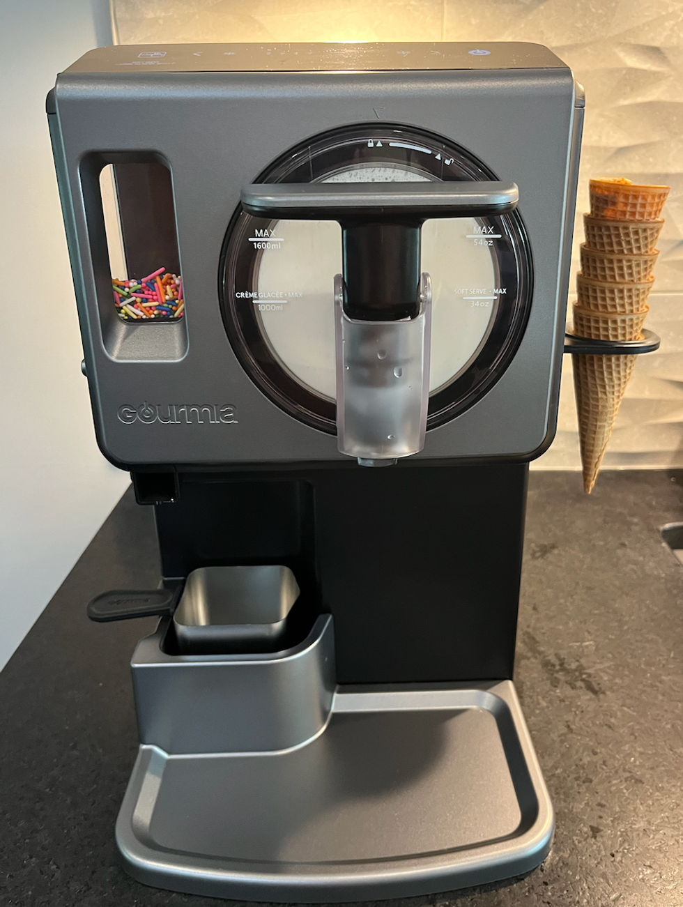 La machine automatique \u00e0 cr\u00e8me glac\u00e9e et \u00e0 boissons glac\u00e9es Soft Serve de Gourmia sur un comptoir.