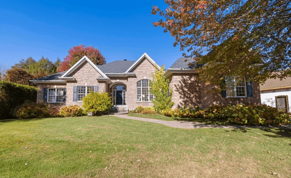 La maison d'Elisabeth Rioux vue de l'avant, actuellement \u00e0 vendre \u00e0 Blainville.