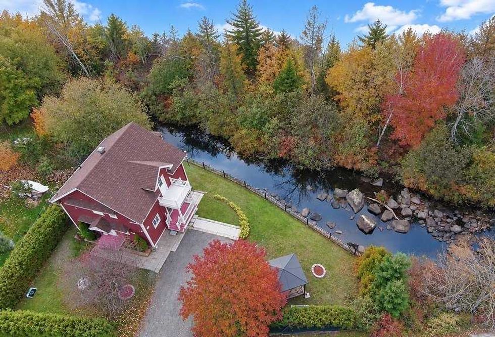 La maison \u00e0 vendre au bord de l\u2019eau \u00e0 Sainte-Sophie.