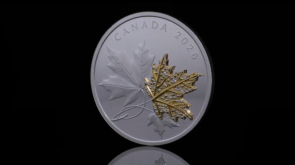 La nouvelle pièce de la Monnaie royale Canadienne, avec une feuille d'érable dorée et des petits diamants.