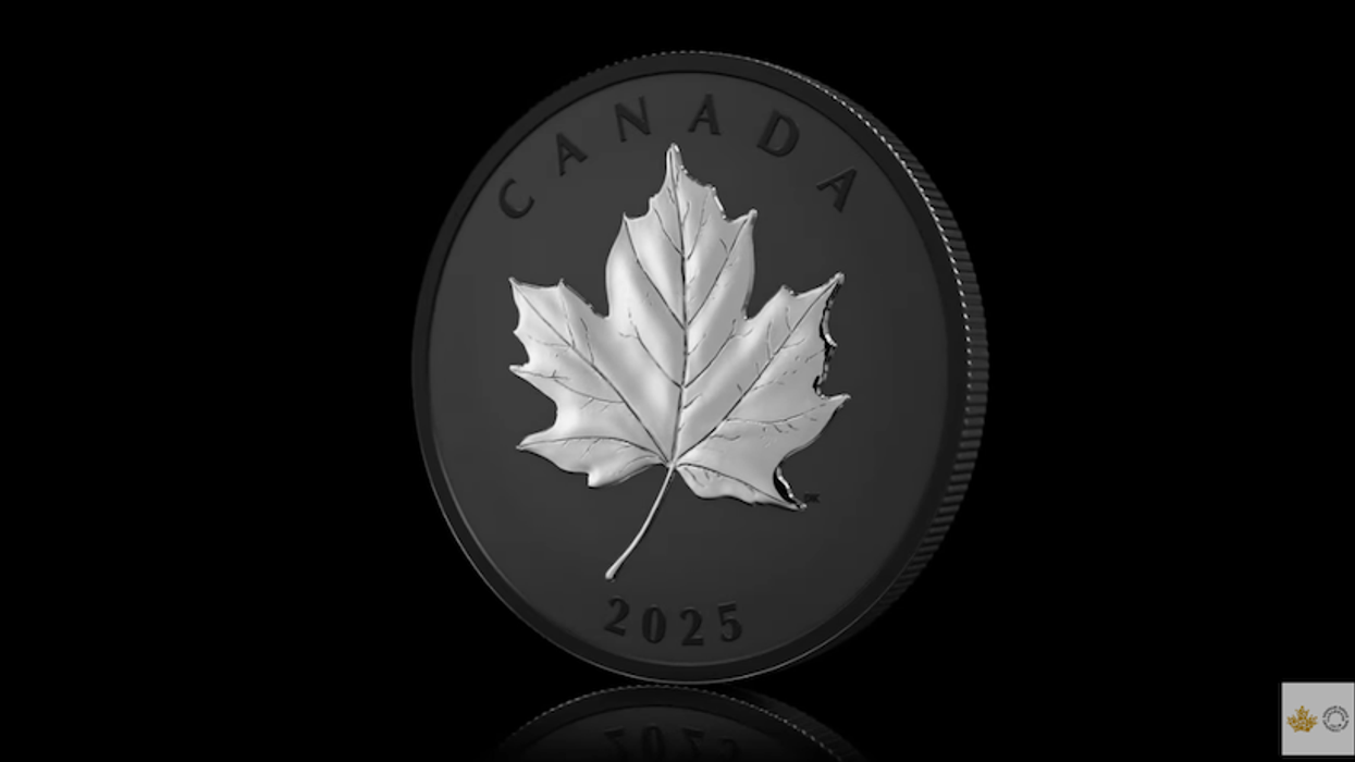 La nouvelle pièce de la Monnaie royale Canadienne est toute noire avec une feuille d'érable argentée.