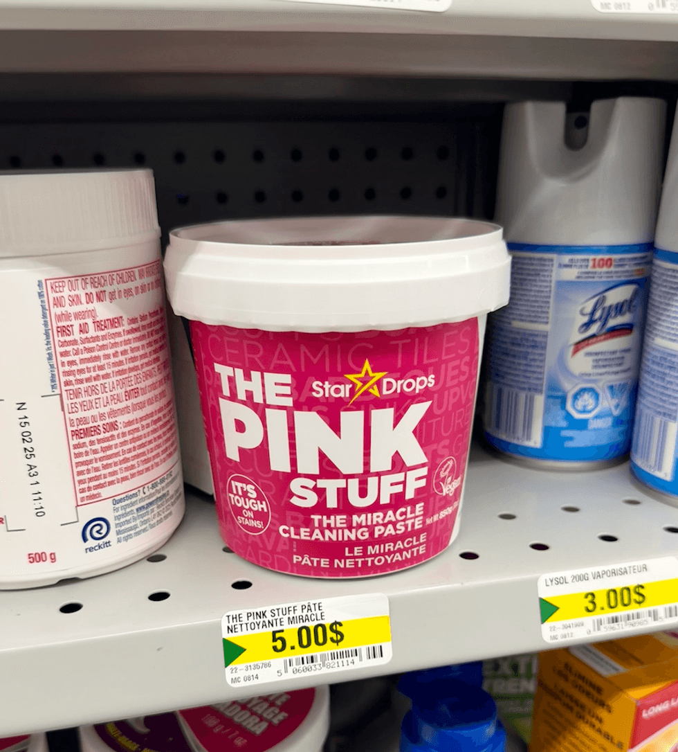 La p\u00e2te The Pink Stuff sur les tablettes du Dollarama.
