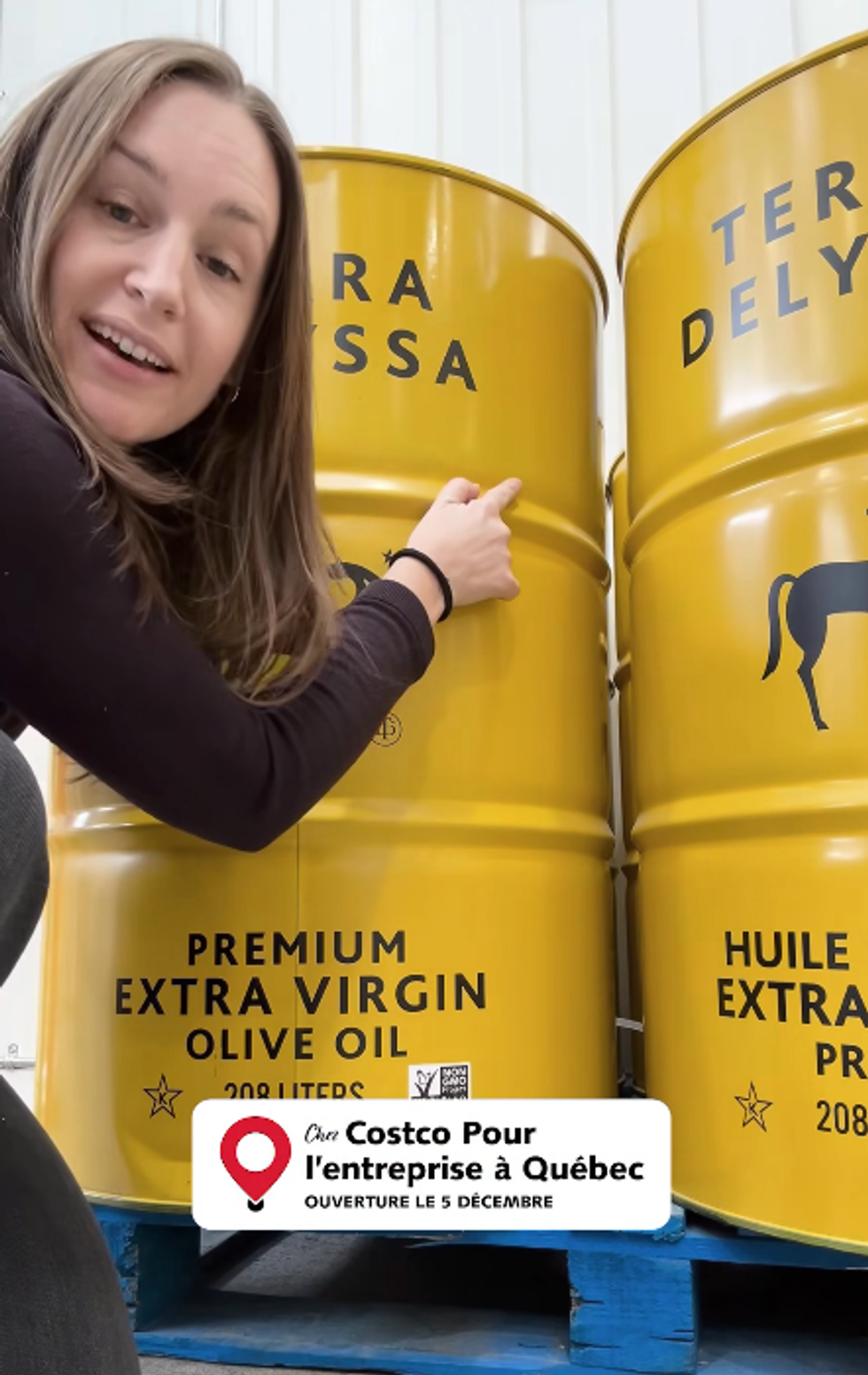 La page Facebook de Costco partage des produits vendus sur place, comme l'immense baril d'huile d'olive extra vierge.