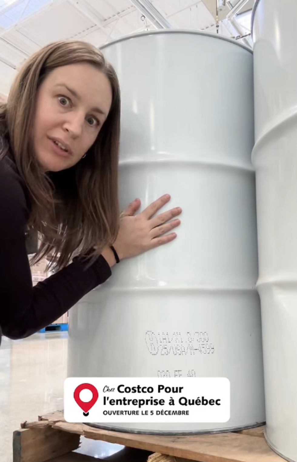 La page Facebook de Costco partage des produits vendus sur place, comme l'immense baril de sirop d'\u00e9rable.