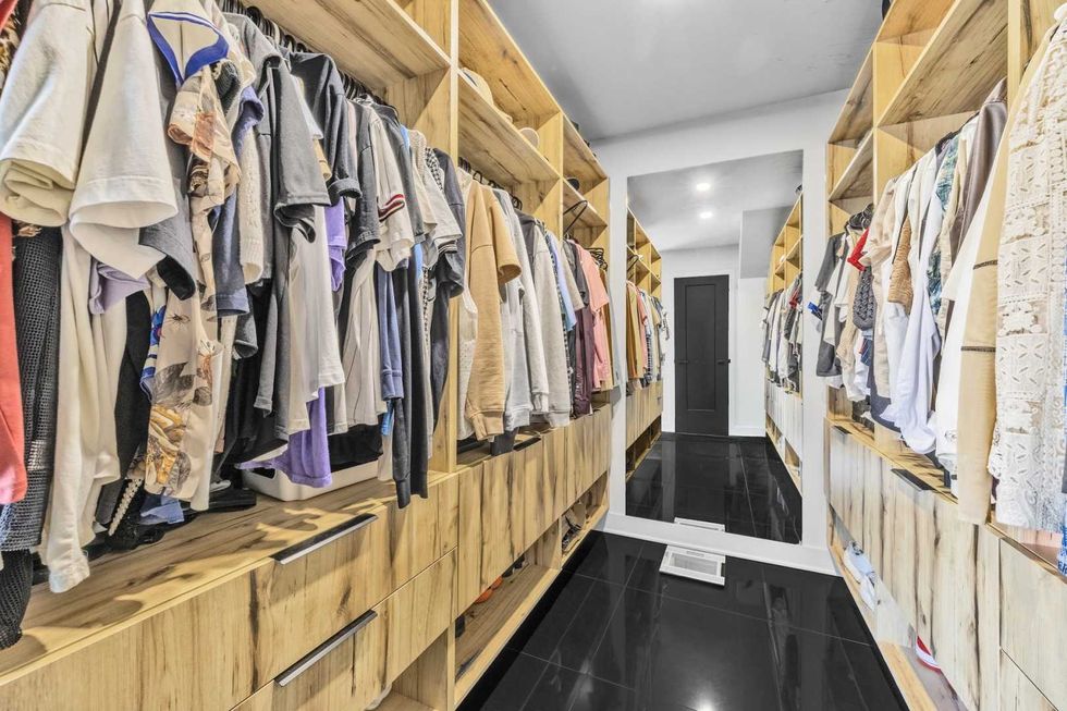 La penderie pleine de v\u00eatements.