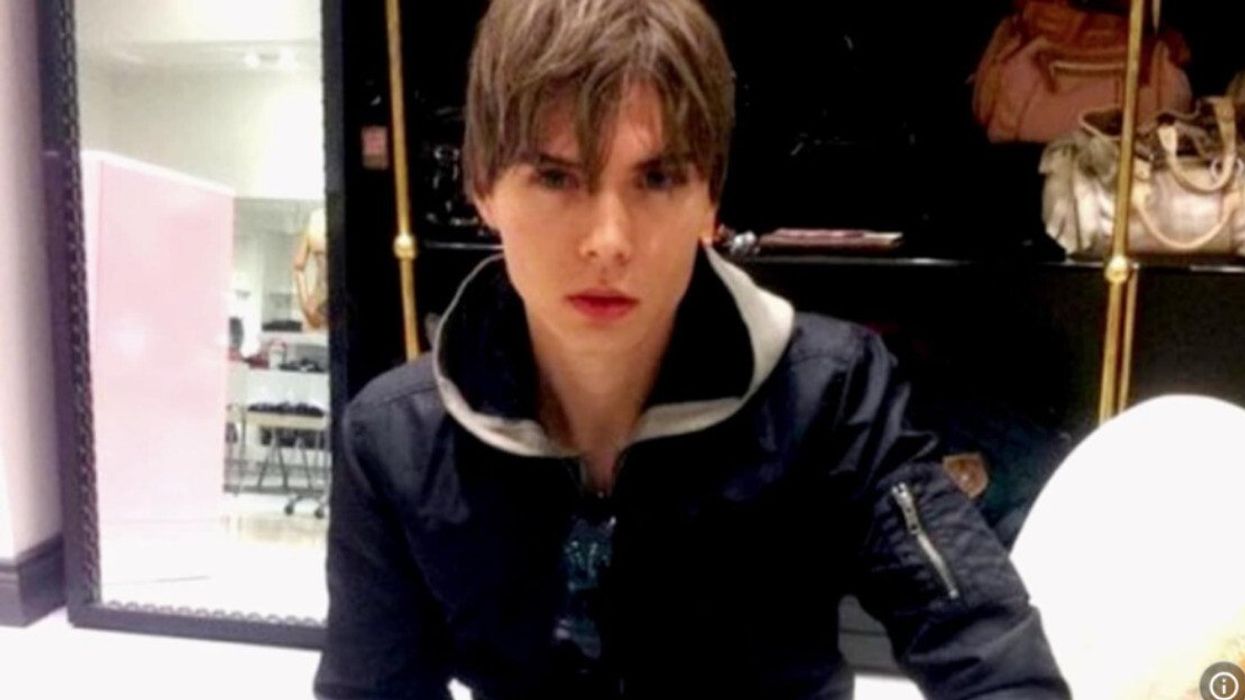 La photo de Luka Rocco Magnotta devant une étagère et des sacs à main.