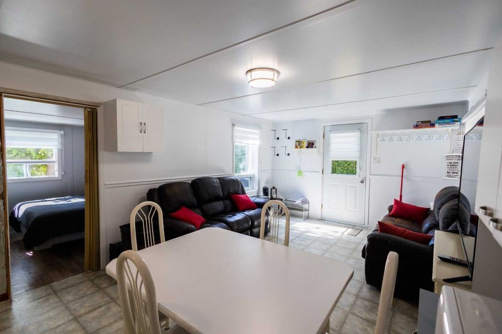 La pi\u00e8ce \u00e0 aire ouverte du chalet \u00e0 vendre.