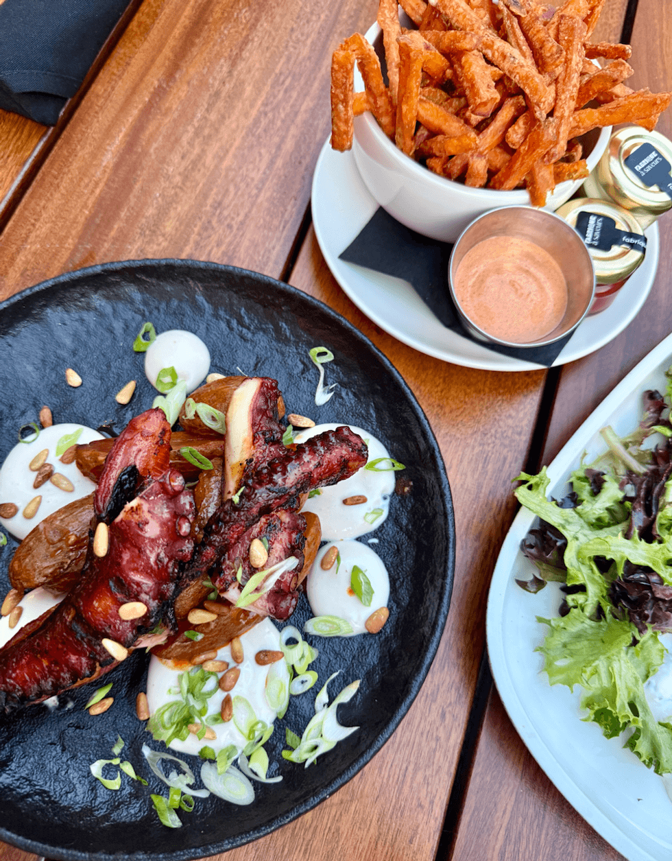 La pieuvre grill\u00e9 et des frites de patates douces.
