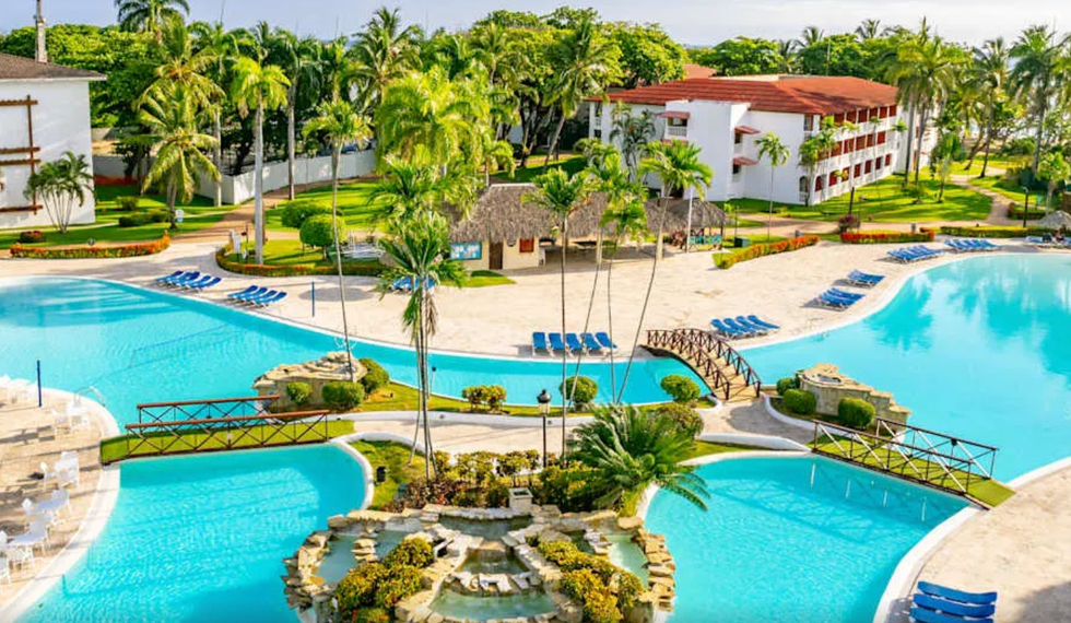 La piscine avec des ponts du Marien Puerto Plata Hotel, vu de haut.