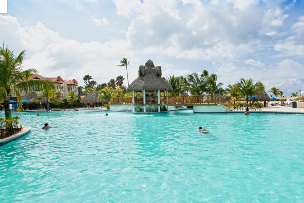 La piscine de l'h\u00f4tel Occidental Caribe.