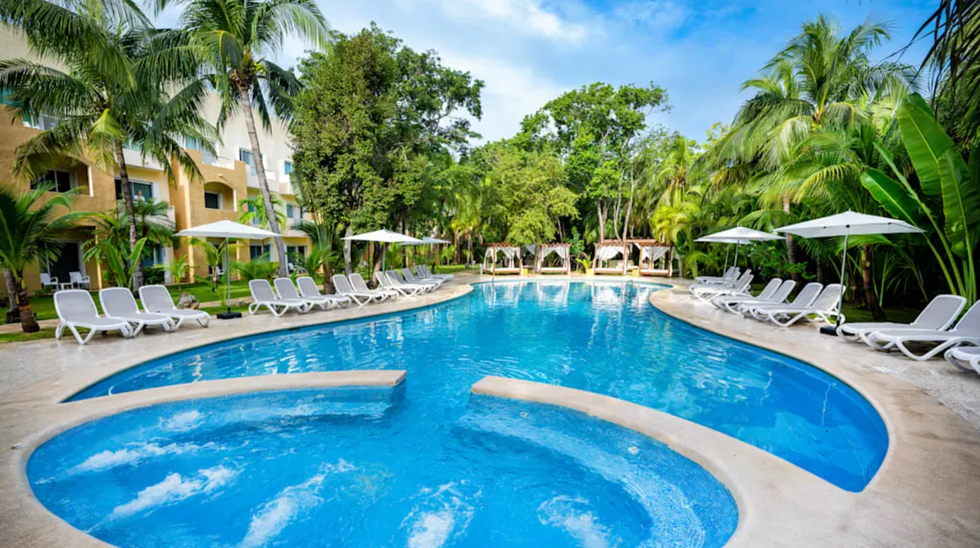 La piscine de l'h\u00f4tel Viva Maya By Wyndham au Mexique.