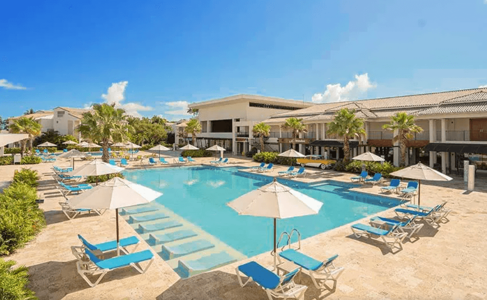 La piscine du Emotions By Hodelpa Puerto Plata sous le soleil de la R\u00e9publique dominicaine.
