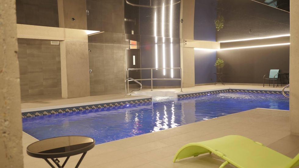 La piscine du Grand TIMES H\u00f4tel de Drummondville.