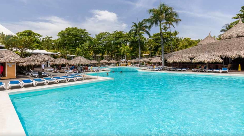 La piscine du Playabachata Spa Resort.