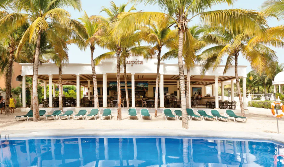 La piscine et les chaises longues du Rui Lupita \u00e0 Riviera Maya au Mexique.