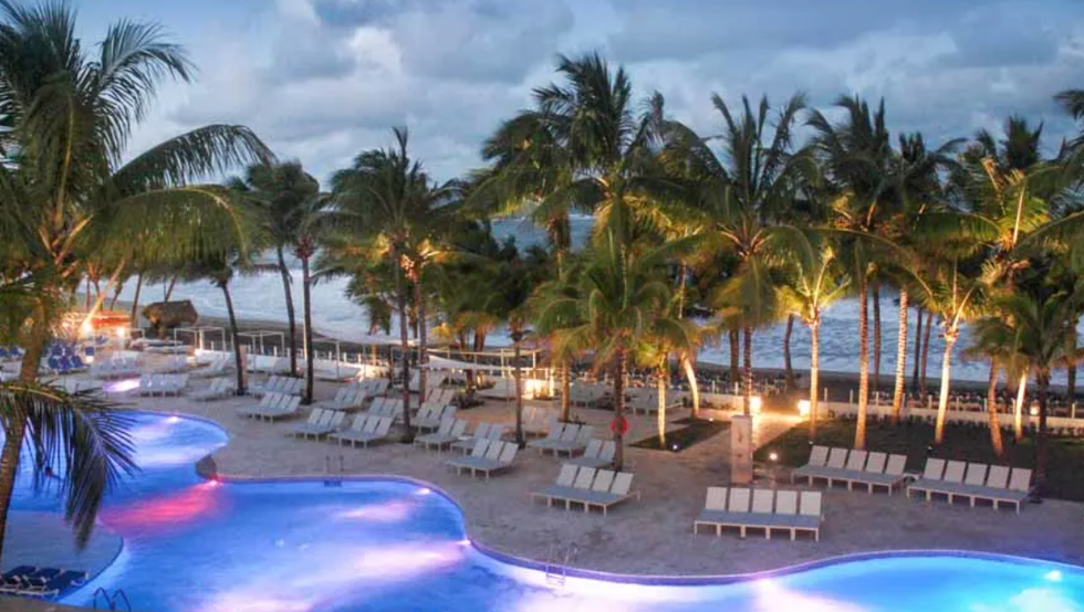 La piscine illumin\u00e9e du Viva Tangerine By Wyndham en R\u00e9publique dominicaine.