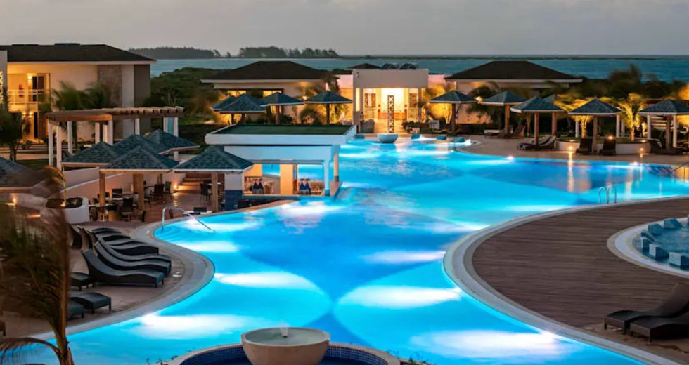 La piscine, les \u00e9tablissements et la vue sur l'oc\u00e9an de l'h\u00f4tel Iberostar Playa Pilar de Cayo Guillermo \u00e0 Cuba.