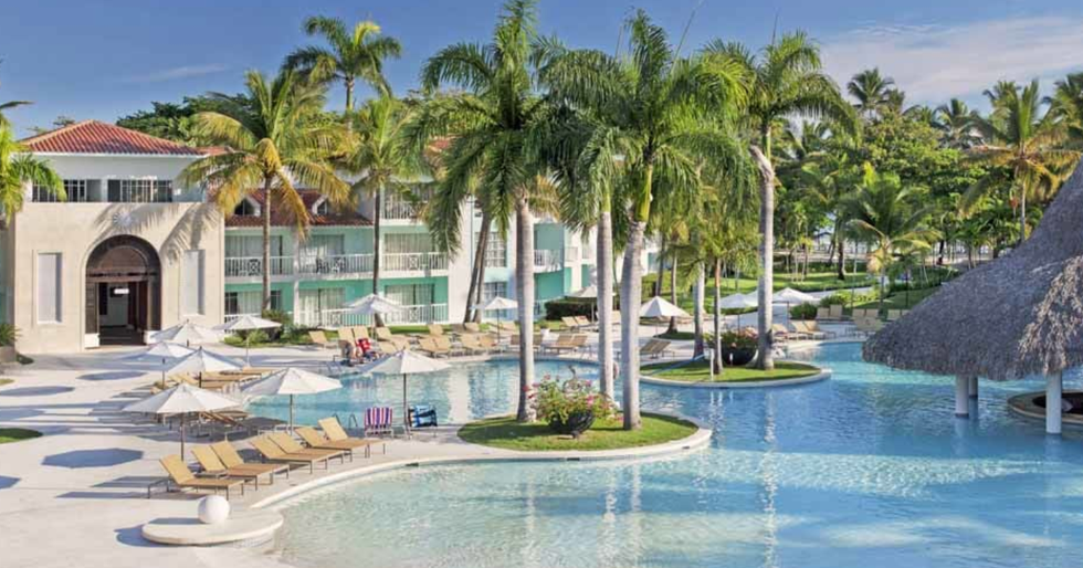 La piscine principale avec un bar et l'un des b\u00e2timents de l'h\u00f4tel Vh Gran Ventana en R\u00e9publique dominicaine.