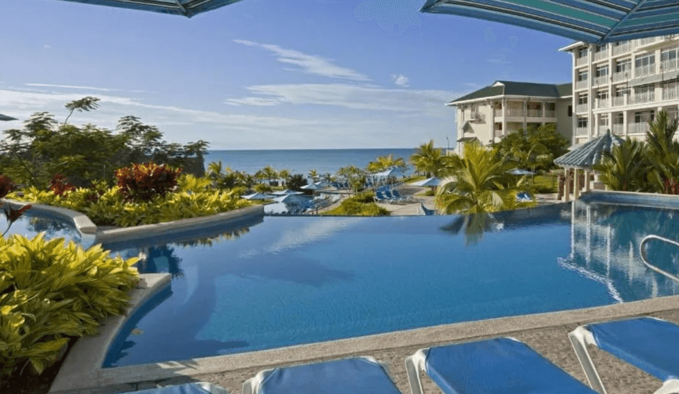 La piscine \u00e0 d\u00e9bordement du Gran Evenia Bijao avec vue sur la mer.