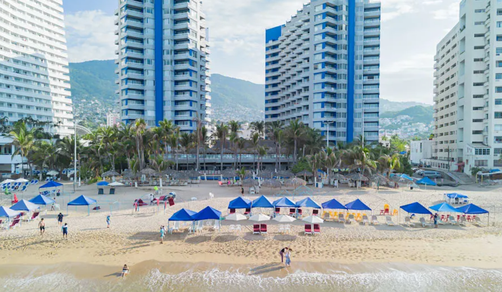 La plage et des h\u00f4tels de la zone h\u00f4teli\u00e8re d\u2019Acapulco.