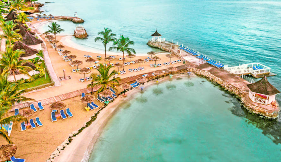 La plage et les chaises longues du Decameron Club Caribbean Runaway Bay en Jama\u00efque.