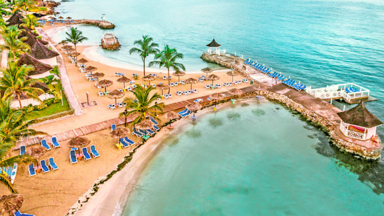 La plage et les chaises longues du Decameron Club Caribbean Runaway Bay en Jamaïque.